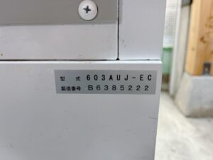 福島県いわき市常盤にて出張買取したダイワの業務用冷蔵ショーケースの613AUJ-ECの型式が記載されたシールの写真