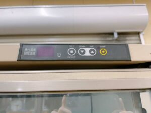 福島県いわき市鹿島にて出張買取した福島工業のリーチインショーケースのMRS-40GMTR5の操作ボタンの写真