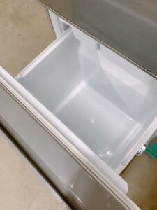 栃木県芳賀郡益子町長堤にて出張買取したAQUAのノンフロン冷凍冷蔵庫のAQR-13Jの冷凍室内の写真