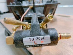 茨城県東茨城郡大洗町東光台にて出張買取したタチバナ製作所の業務用ガスコンロのTS-208Pのコックの写真
