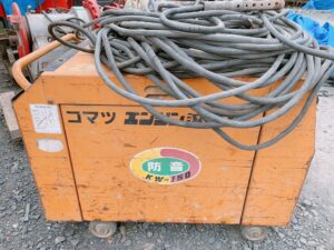 茨城県鉾田市玉田にて出張買取したコマツのエンジン溶接機のKW-150の側面の写真