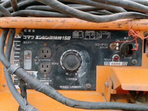茨城県鉾田市玉田にて出張買取したコマツのエンジン溶接機のKW-150の操作部の写真