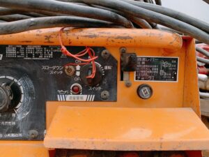 茨城県鉾田市玉田にて出張買取したコマツのエンジン溶接機のKW-150の操作部の写真