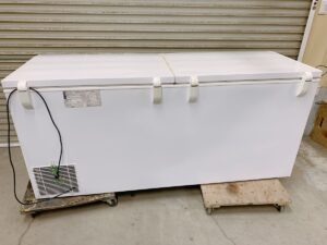 茨城県北茨城市華川町小豆畑にて出張買取したREMACOMの冷凍ストッカーのRRS-560の背面の写真