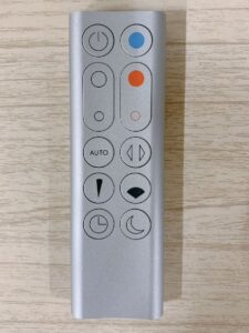 栃木県芳賀郡益子町小泉にて出張買取したDysonの空気清浄機能付きファンヒーターのHP03のリモコンの写真