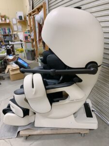 栃木県塩谷郡高根沢町石末にて出張買取したファミリーイナダのファミリーメディカルチェアのFMC-LPN30000の側面の写真