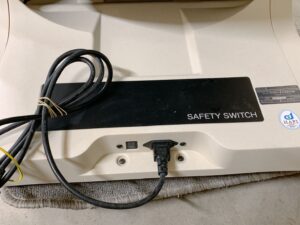 栃木県塩谷郡高根沢町石末にて出張買取したファミリーイナダのファミリーメディカルチェアのFMC-LPN30000の主電源の写真