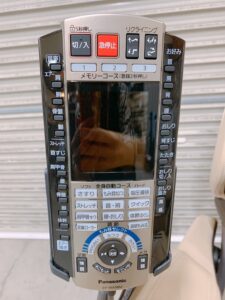茨城県竜ケ崎市根町にて出張買取したPanasonicのマッサージチェアのEP-MA98Mのリモコンの写真