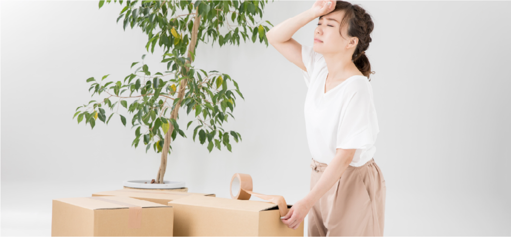 引っ越しの片付けで出た不用品の処分に悩む女性