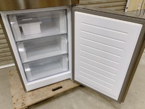 茨城県筑西市榎生にて出張買取したHaierのノンフロン冷凍冷蔵庫のJR-27Bの冷凍室の写真
