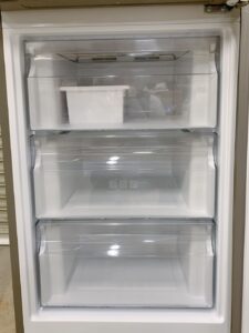 茨城県筑西市榎生にて出張買取したHaierのノンフロン冷凍冷蔵庫のJR-27Bの冷凍室内の写真