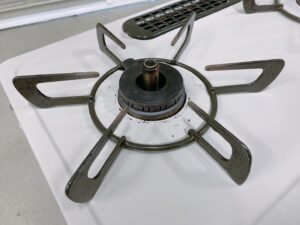 茨城県高萩市安良川にて出張買取したRinnaiのLPガス用ガステーブルのKG34NBERの左コンロの写真