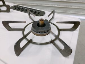 茨城県高萩市安良川にて出張買取したRinnaiのLPガス用ガステーブルのKG34NBERの右コンロの写真