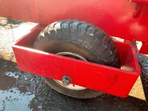 栃木県塩谷郡高根沢町下柏崎にて出張買取した丸久製作所の薪割り機のNCW450EAのタイヤの写真