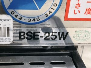 茨城県取手市上萱場にて出張買取したNITTOKUのビールディスペンサーのBSE-25Wの型式が記載されたシールの写真