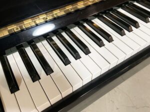 栃木県芳賀郡市貝町椎谷にて出張買取したKAWAIのアップライトピアノのBL-12の鍵盤の写真