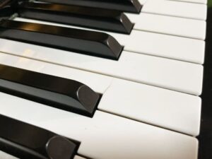 栃木県芳賀郡市貝町椎谷にて出張買取したKAWAIのアップライトピアノのBL-12の鍵盤の写真