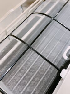 茨城県鉾田市荒地にて出張買取したDAIKINのルームエアコンのAN56UEPK-Wの内部のフィルターの写真