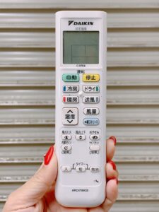 茨城県鉾田市荒地にて出張買取したDAIKINのルームエアコンのAN56UEPK-Wのリモコンの写真