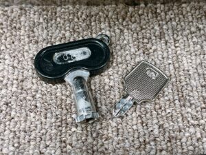 栃木県芳賀郡茂木町九石にて出張買取した北電子のパチスロ 実機 4号機のWANDER REVIEW2の付属品の鍵の写真