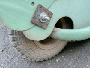 茨城県かすみがうら市加茂にて出張買取した共栄社のハンマーナイフモアーのHMC-91の前輪の写真