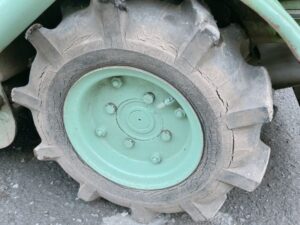 茨城県かすみがうら市加茂にて出張買取した共栄社のハンマーナイフモアーのHMC-91の後輪の写真