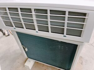 茨城県那珂市後台にて出張買取したIRIS OHYAMAのルームエアコンのIRA-2204Rの写真