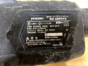 茨城県那珂郡東海村村松にて出張買取したHiKOKIのロータリハンマドリルのDH 28PCY2の製品情報が記載されたシールの写真