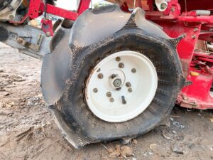 茨城県桜川市稲にて出張買取したYANMARのバインダーのBe50のタイヤの写真