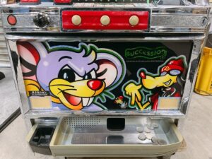 福島県いわき市小名浜にてエレクトロコインジャパンのパチスロ実機のサクセションのパネルの写真