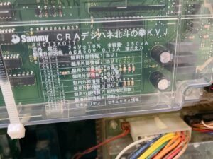 栃木県芳賀郡茂木町天子にて出張買取したSammyのパチンコ 実機の北斗の拳 KVJの製品情報が記載されたシールの写真