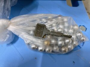 栃木県芳賀郡茂木町天子にて出張買取したSammyのパチンコ 実機の北斗の拳 KVJの付属品の玉と鍵の写真