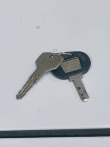 茨城県北茨城市磯原町にて出張買取したGLORYのチケットベンダーのVT-S10の鍵の写真