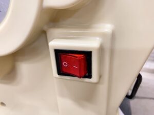 茨城県潮来市あやめにて出張買取した三省堂実業の電動製麺機のSTDZM-300Aの電源スイッチの写真