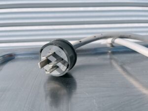 栃木県那須烏山市白久にて出張買取したHOSHIZAKIの食器洗浄機のJWE-400TUB3の電源コンセントの写真