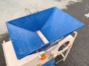 茨城県高萩市下君田にて出張買取した國光の電動唐箕のEF-30の投入口の写真