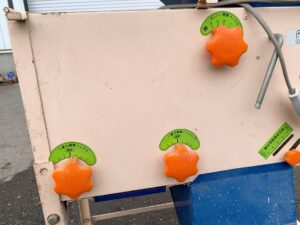 茨城県高萩市下君田にて出張買取した國光の電動唐箕のEF-30の操作つまみの写真